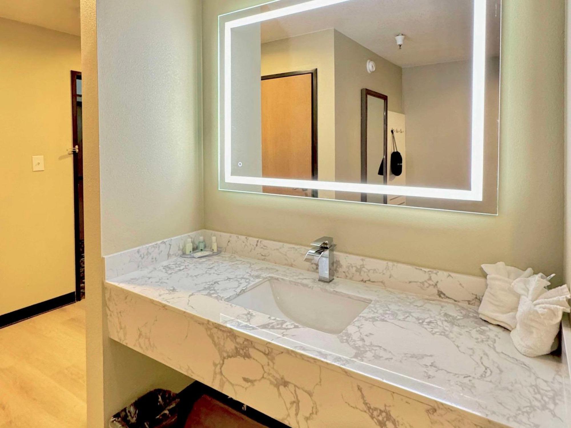 Quality Inn & Suites Willows Bagian luar foto